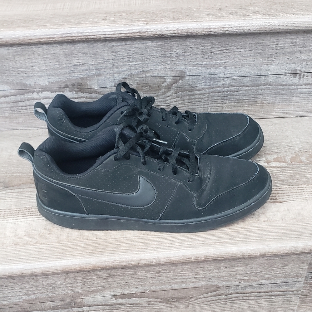Men's Nike Court Borough size